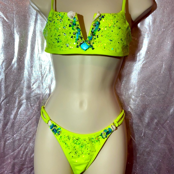 Bikini - Picture 2 of 7